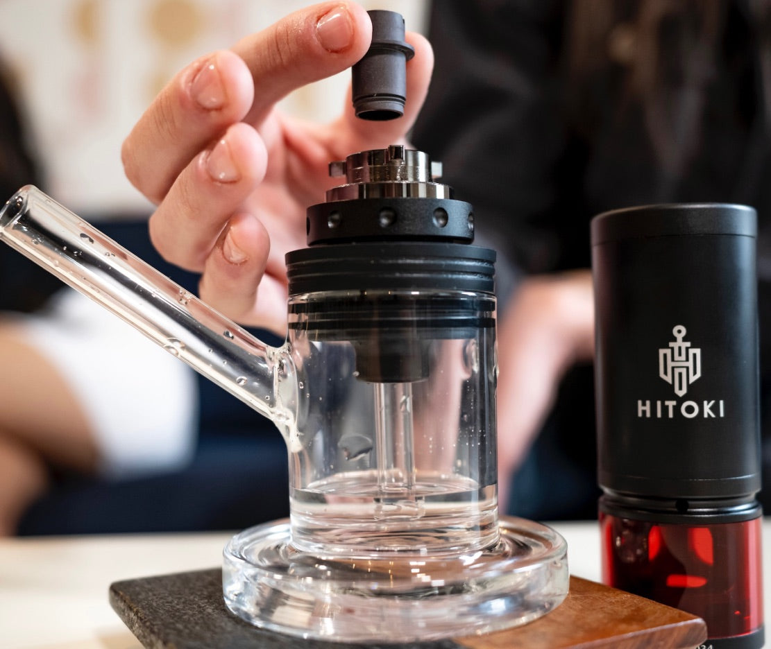 Discover the easy loading process of the Hitoki Saber Bubbler. Designed for convenience and a superior vaping experience.